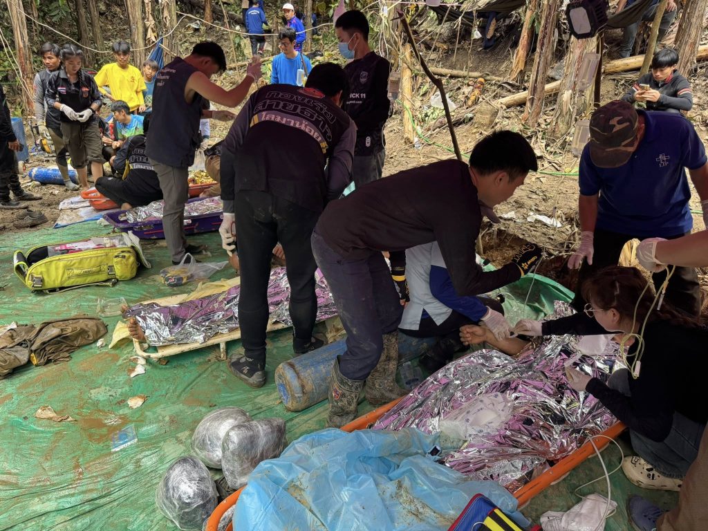 Salvatorii au evacuat patru barbati blocati dintr o pestera inundata in Laos