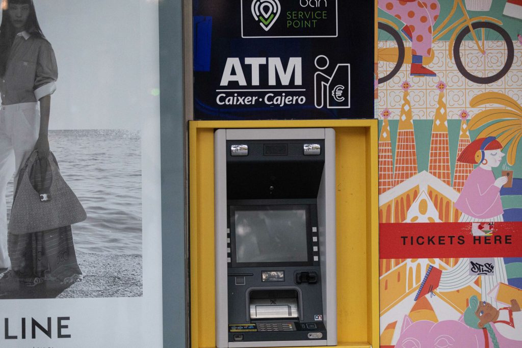 Schimbare importanta la bancomate romanii ar putea retrage exact suma dorita de la orice ATM indiferent de banca emitenta a cardului