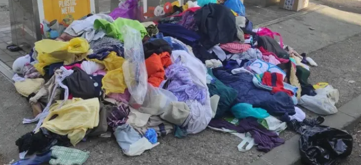 Situatie scandalosa in Cluj Napoca Un container pentru donatii este mereu rasturnat iar hainele ajung pe trotuar