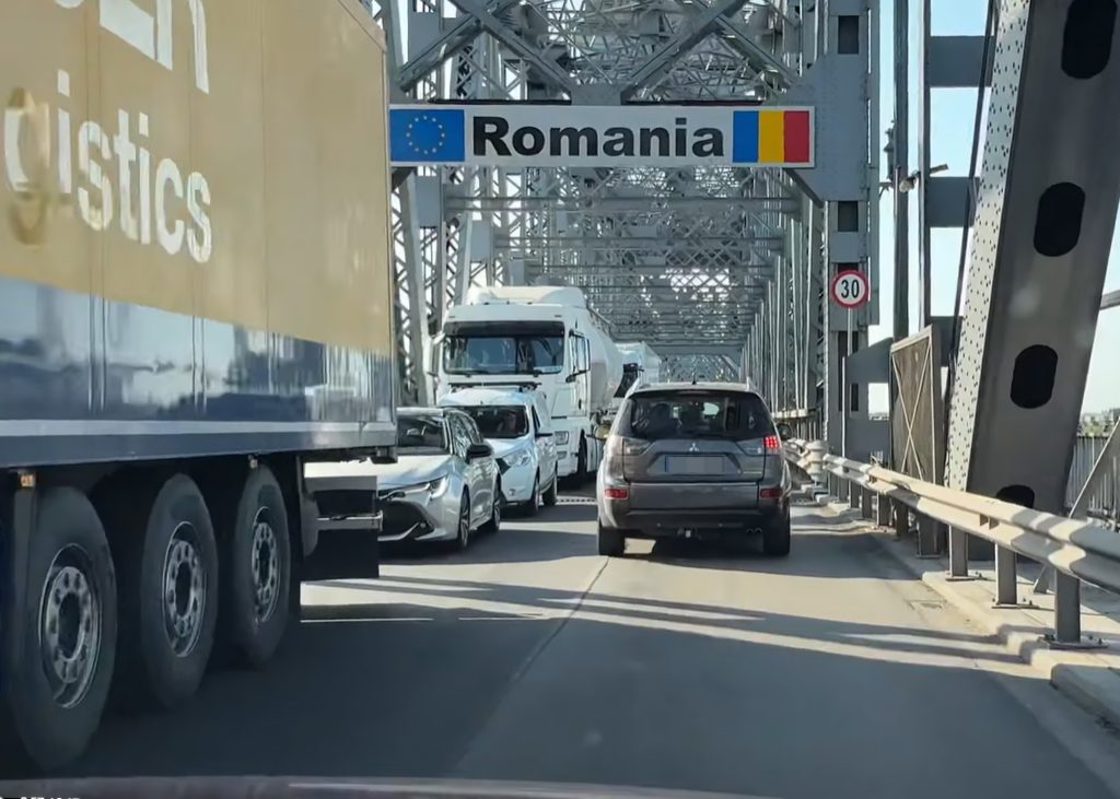 Șoferii ocolesc aglomerația de la Podul Giurgiu - Ruse. Plata online va fi disponibilă începând cu 15 iunie. 2 Soferii ocolesc aglomeratia de la Podul Giurgiu Ruse Plata online va fi disponibila incepand cu 15 iunie