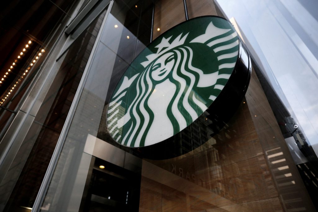Starbucks închide mii de cafenele în Coreea de Sud, simultan, în urma unui scandal generat de o campanie publicitară controversată. 2 Starbucks inchide mii de cafenele in Coreea de Sud simultan in urma unui scandal generat de o campanie publicitara controversata