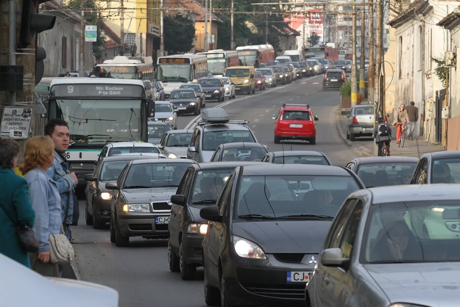 Taximetristii clujeni convoca Primaria Cluj nemultumiti de reorganizarele de trafic Axa Est Vest este un dezastru Propunem solutii mai eficiente