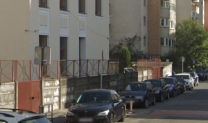 Trotuarul de la o scoala din Cluj Napoca blocat de soferi iresponsabili Elevii sunt obligati sa mearga pe drum in fiecare zi