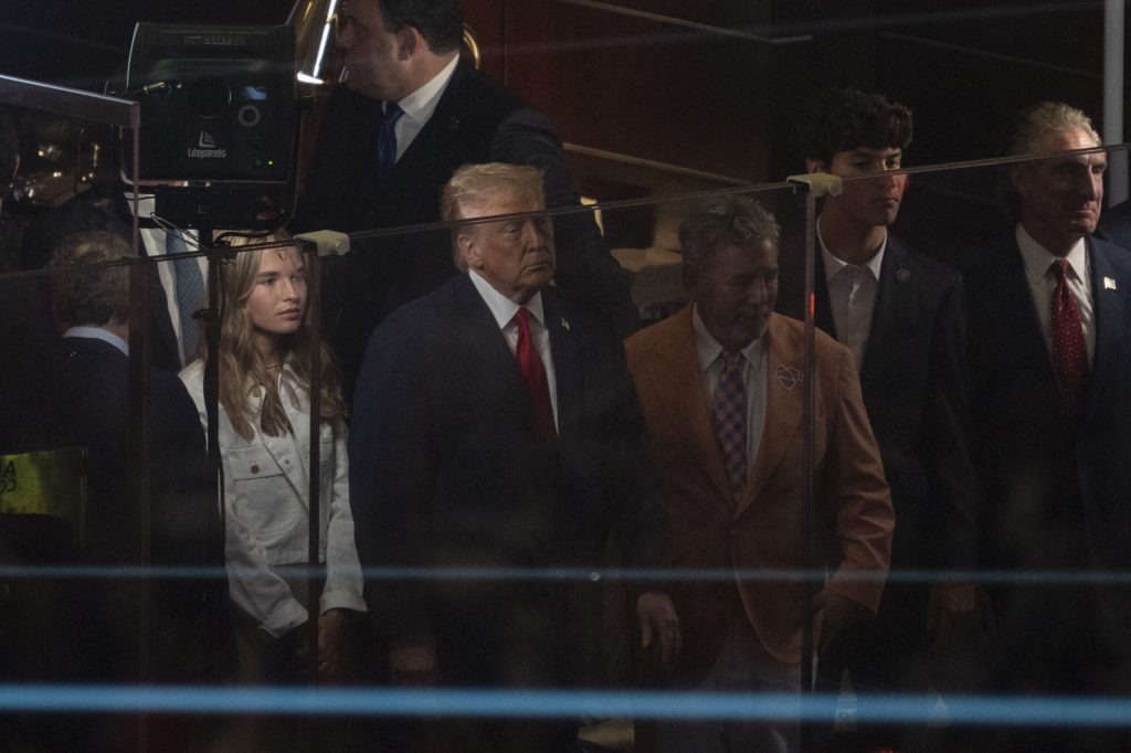 Trump îi felicită pe jucătorii echipei New York Knicks pentru câștigarea titlului NBA: Cele mai mari realizări din istoria baschetului. 2 Trump i felicita pe jucatorii echipei New York Knicks pentru castigarea titlului NBA Cele mai mari realizari din istoria baschetului