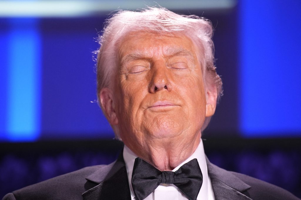 Trump se aseamana cu un Elvis Presley fara chitara Presedintele isi propune sa i inlocuiasca pe artistii care si au anulat participarea la sarbatorile dedicate celei de a 250 a aniversari a independentei