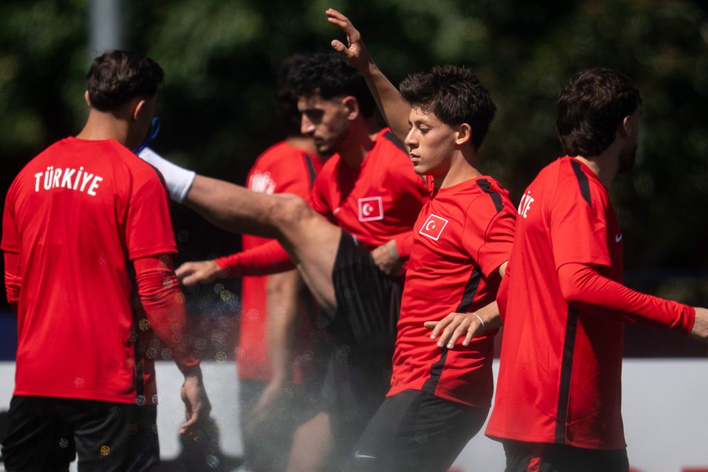 Turcia, echipa care a eliminat România din competiția pentru Mondial, învinsă clar la debutul său în turneul final. 2 Turcia echipa care a eliminat Romania din competitia pentru Mondial invinsa clare la debutul sau in turneul final