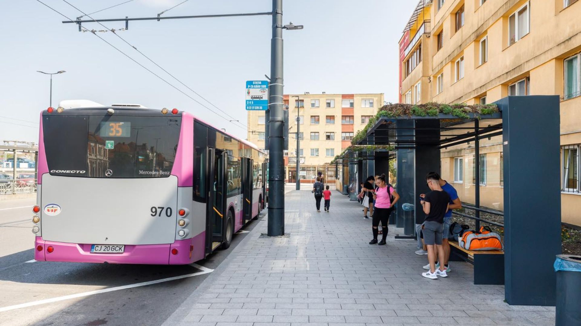 Turiștii care nu cunosc orașul sunt agresați de clujeni în zona gării: Bilete de autobuz vândute chiar și cu 10 lei. „Ne fac de râs!” 2 Turistii care nu cunosc orasul sunt agresati de clujeni in zona garii Bilete de autobuz vandute chiar si cu 10 lei Ne fac de ras