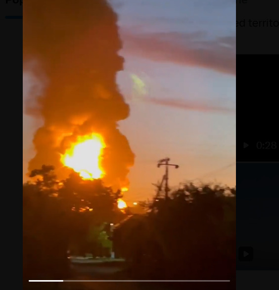 Un depozit de petrol și infrastructura unui port au fost deteriorate de un incendiu cauzat de un atac masiv cu drone, atribuit Ucrainei. 2 Un depozit de petrol si infrastructura unui port au fost deteriorate de un incendiu cauzat de un atac masiv cu drone atribuirt Ucrainei