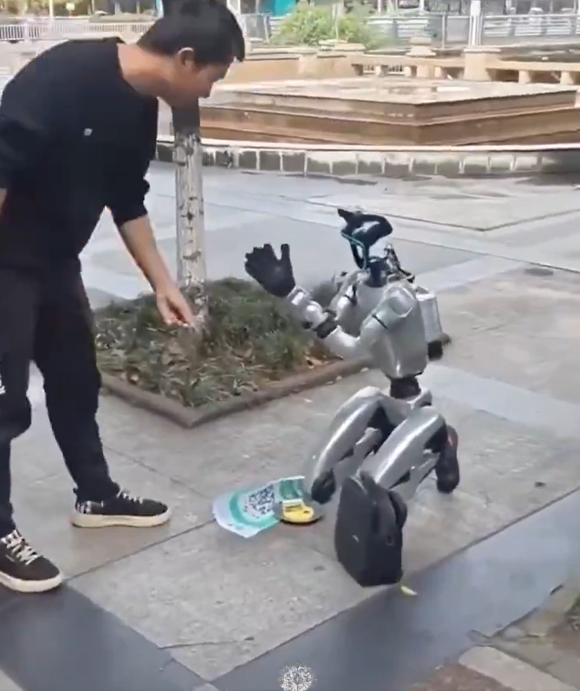 Un robot a cerstit in genunchi pe o strada din China afirmand ca nu are bani pentru a si incare bateria