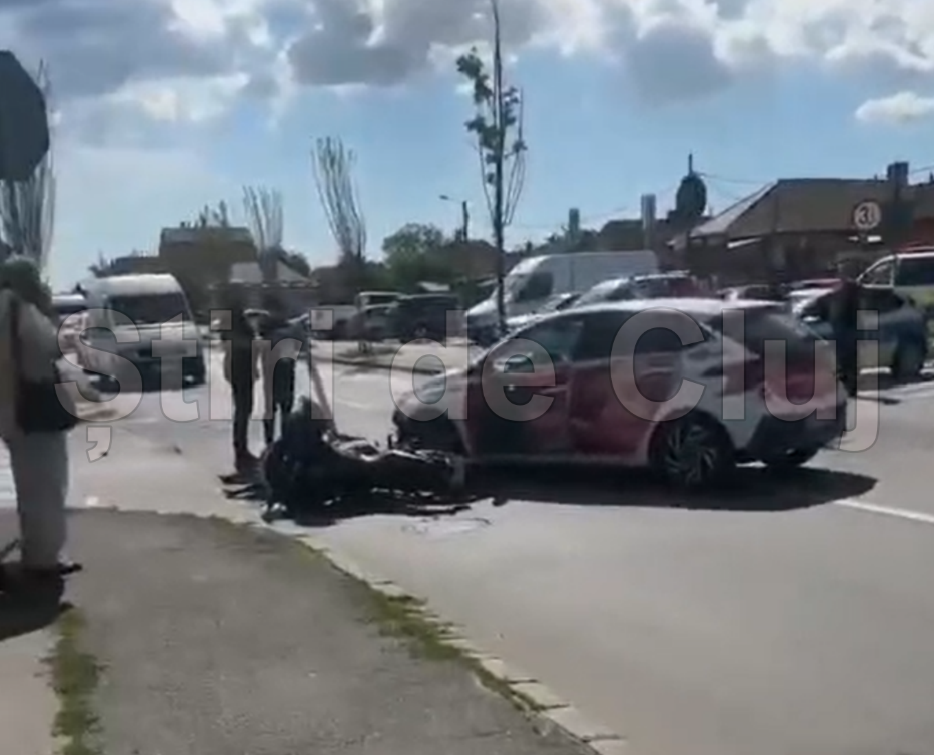 VIDEO Accident pe strada Plevnei din Cluj Napoca Un motociclist a fost lovit de o masina si a fost dus de urgenta la spital