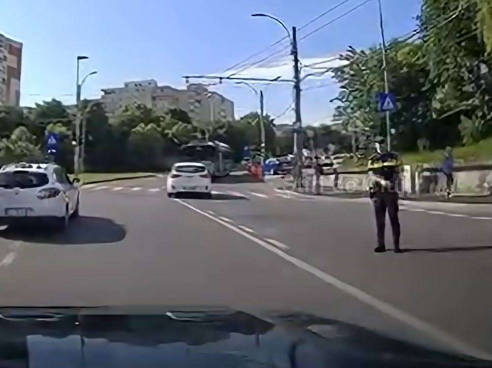 VIDEO Biciclist ranit sub Podul Calvaria din Cluj Traficul a fost deviat iar politi a intervenit la fata locului