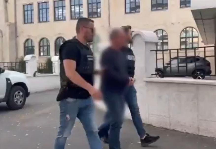 VIDEO. Liderul spiritual al unei secte din Cluj, arestat pentru agresiuni și abuzuri asupra unor minore. Intervenția mascaților a fost brutală. 2 VIDEO Liderul spiritual al unei secte din Cluj arestat pentru agresiuni si abuzuri asupra unor minore Interventia mascatilor a fost brutala