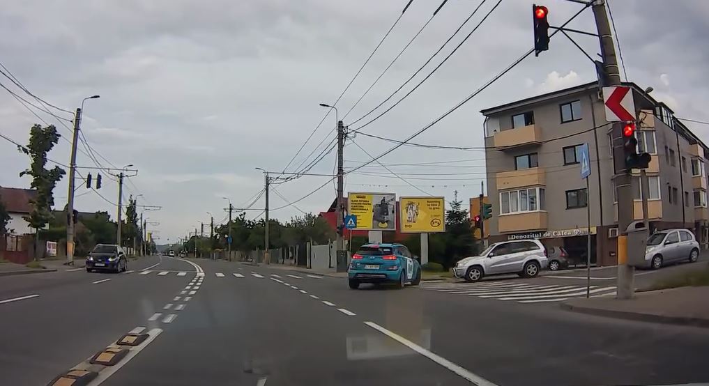 VIDEO. Manevră neașteptată într-o intersecție din Cluj-Napoca. Șoferul grăbit al unei mașini de ride-sharing, pe punctul de a provoca un accident. 2 VIDEO Manevra neasteptata intr o intersectie din Cluj Napoca Sofetul grabit al unei masini de ride sharing pe punctul de a provoca un accident