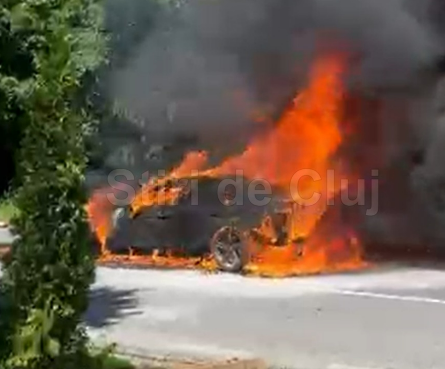 VIDEO Mesaj emotionant al mamei soferitei masinii care a ars pe drumul Sfantul Ioan din Cluj Un sofer a intrat cu masina in flacari pentru a i salva bunurile