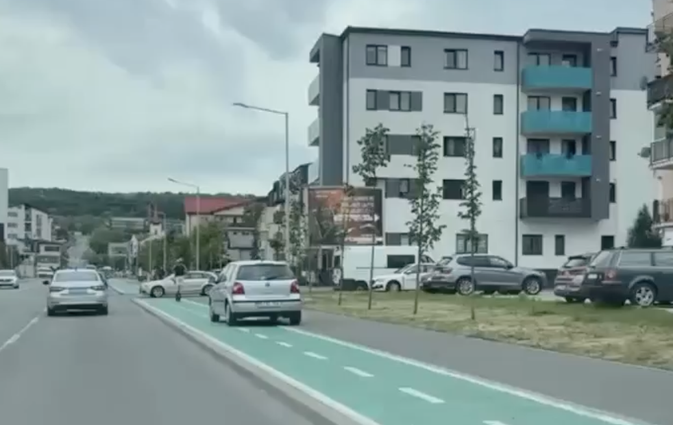 VIDEO. O șoferiță a confundat volanul cu bicicleta! A folosit pista de biciclete ca bandă de circulație: „Nimănui nu-i mai pasă!” 3 VIDEO O soferita a confundat volanul cu bicicleta A folosit pista de biciclete ca banda de circulatie Nimanui nu i mai pasa