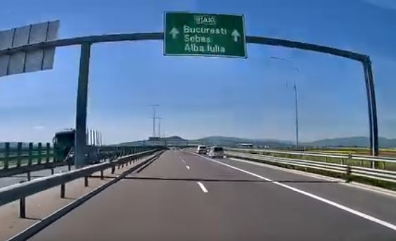 VIDEO Pieton plimbandu se pe autostrada Turda Sebes Se deplaseaza linistit pe marginea benzii de viteza