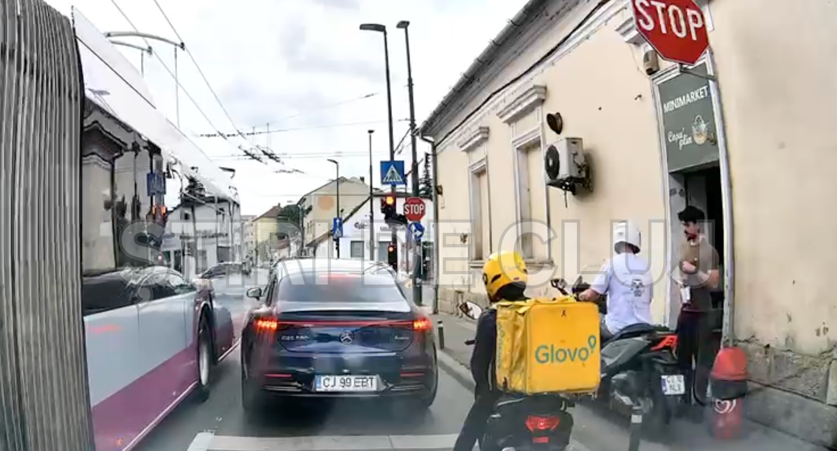 VIDEO. Un clujean a fost la un pas să fie lovit pe trotuar de un scuterist care nu s-a asigurat deloc: „Mai era puțin și îi rupea picioarele!” 2 VIDEO Un clujean a fost la un pas sa fie lovit pe trotuar de un scuterist care nu s a asigurat deloc Mai era putin si ii rupea picioarele