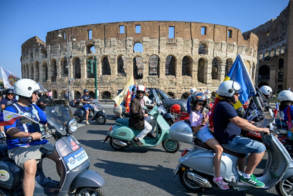 Vespa a aniversat 80 de ani Mii de pasionati au defilat cu scuterele pe strazile Romei Vespa reprezinta un stil de viata