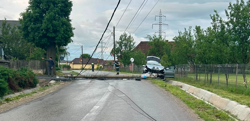accident grav in cluj un sofer a intrat cu masina intr un stalp de beton doua persoane printre care un copil de 9 ani au fost ranite
