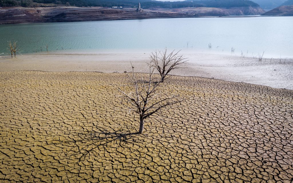 Aproape jumătate dintre copii la nivel global sunt afectați de cel puțin 3 tipuri de amenințări climatice. 4 aproape jumatate dintre copii la nivel global sunt afectati de cel putin 3 tipuri de ameninri climatice