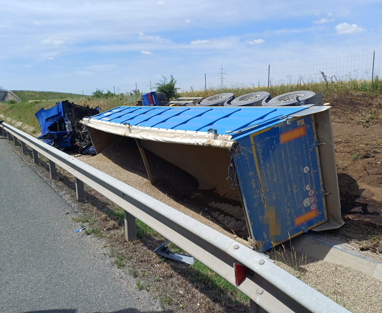 autotren incarcat cu nisip s a rasturnat pe a1 intre arad si timisoara un barbat a fost dus la spital
