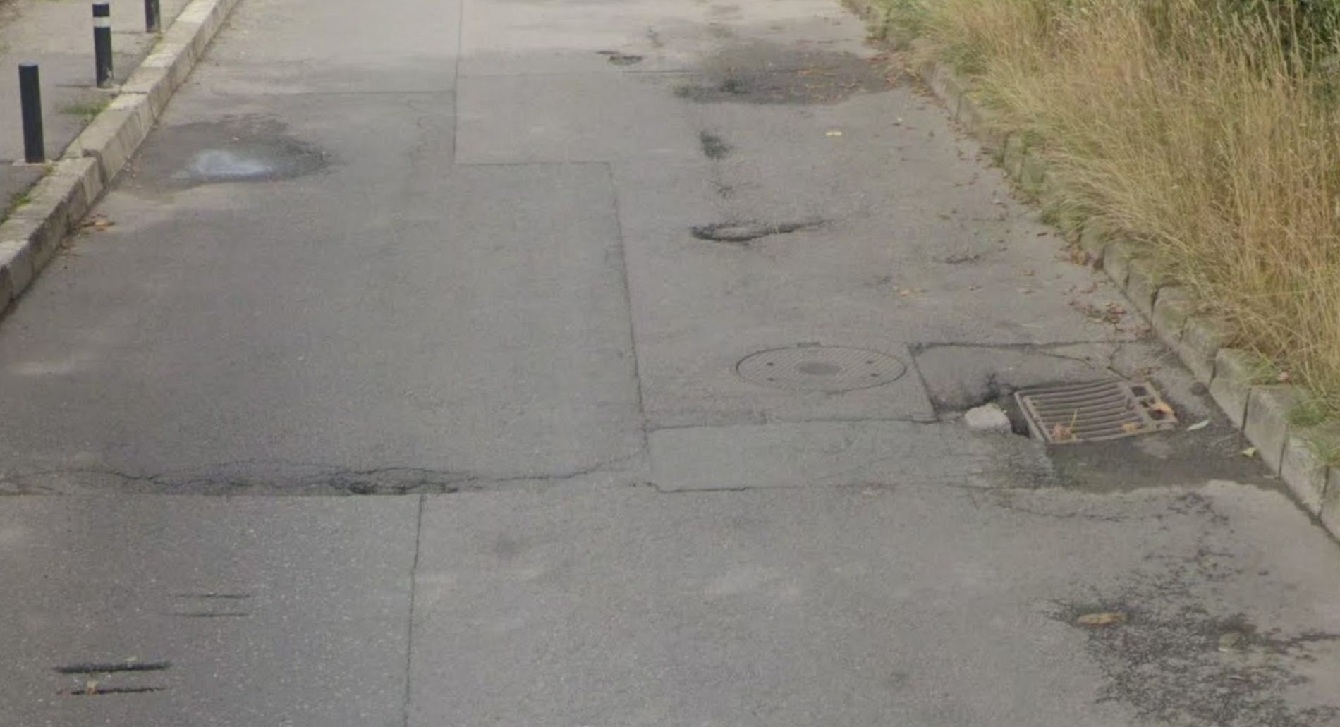 Gropi misterioase apărute pe o stradă din Cluj-Napoca. Un locuitor din Dâmbu Rotund a semnalat deteriorări în două zone diferite: „Sunt de dimensiuni mari” 2 gropi misterioase aparute pe o strada din cluj napoca un locuitor din dambu rotund a semnalat deteriorari in doua zone diferite sunt de dimensiuni mari