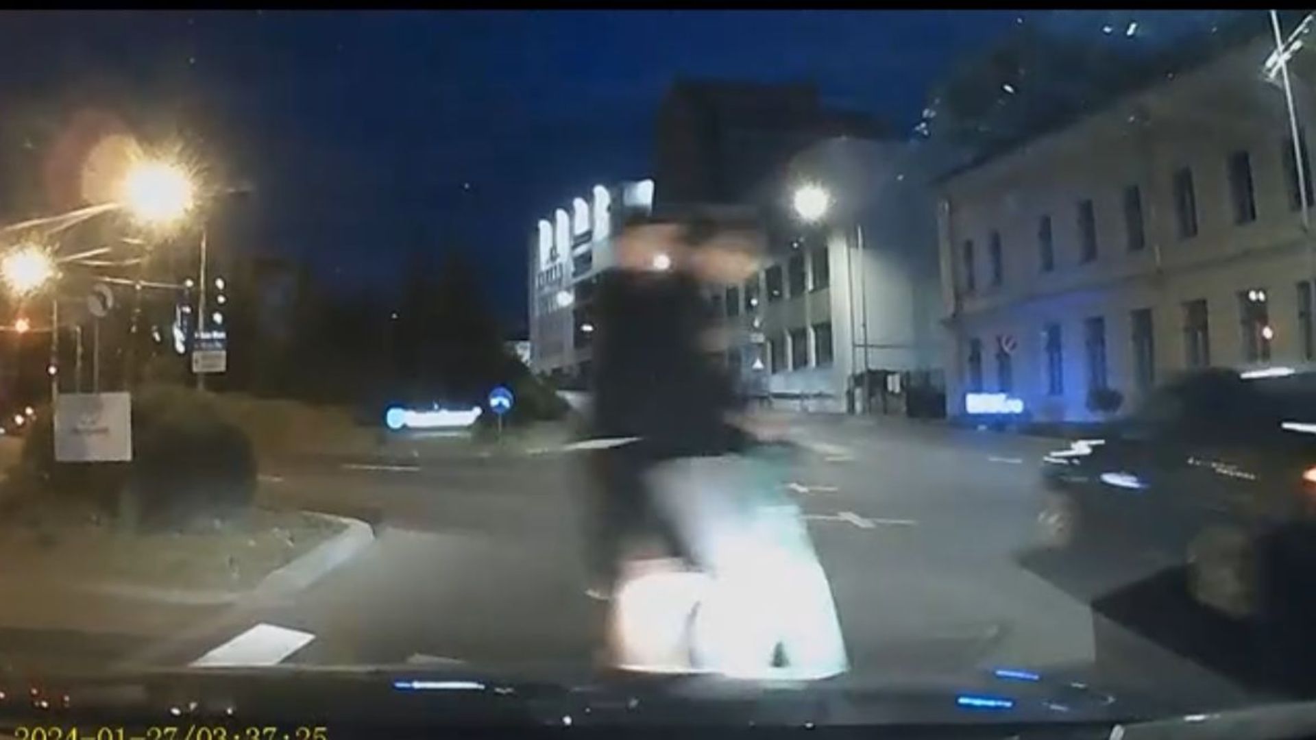 imagini socante in cluj napoca doi adolescenti au traversat ca fulgerul pe o trotineta electrica exact pe trecerea de pietoni iresponsabili