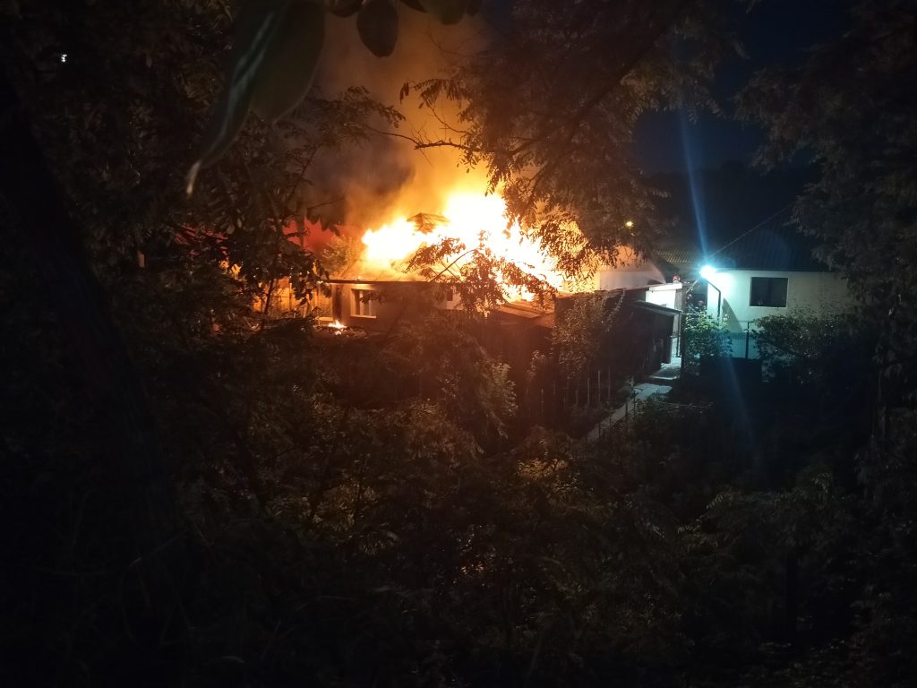 incendiu de amploare doua locuinte cuprinse de flacari focul propagandu se de la una la alta o femeie din cluj a avut un atac de panica cauza scurtcircuit