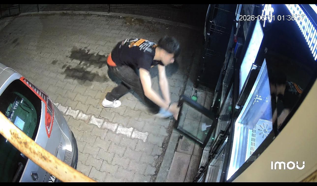 nesimtire extrema in floresti un buchetomat a fost vandalizat si furat in timpul noptii