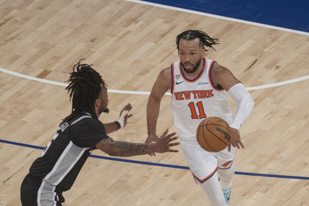 new york knicks obtine primul titlu nba dupa 53 de ani jalen brunson 45 de puncte in victoria decisiva impotriva san antonio spurs
