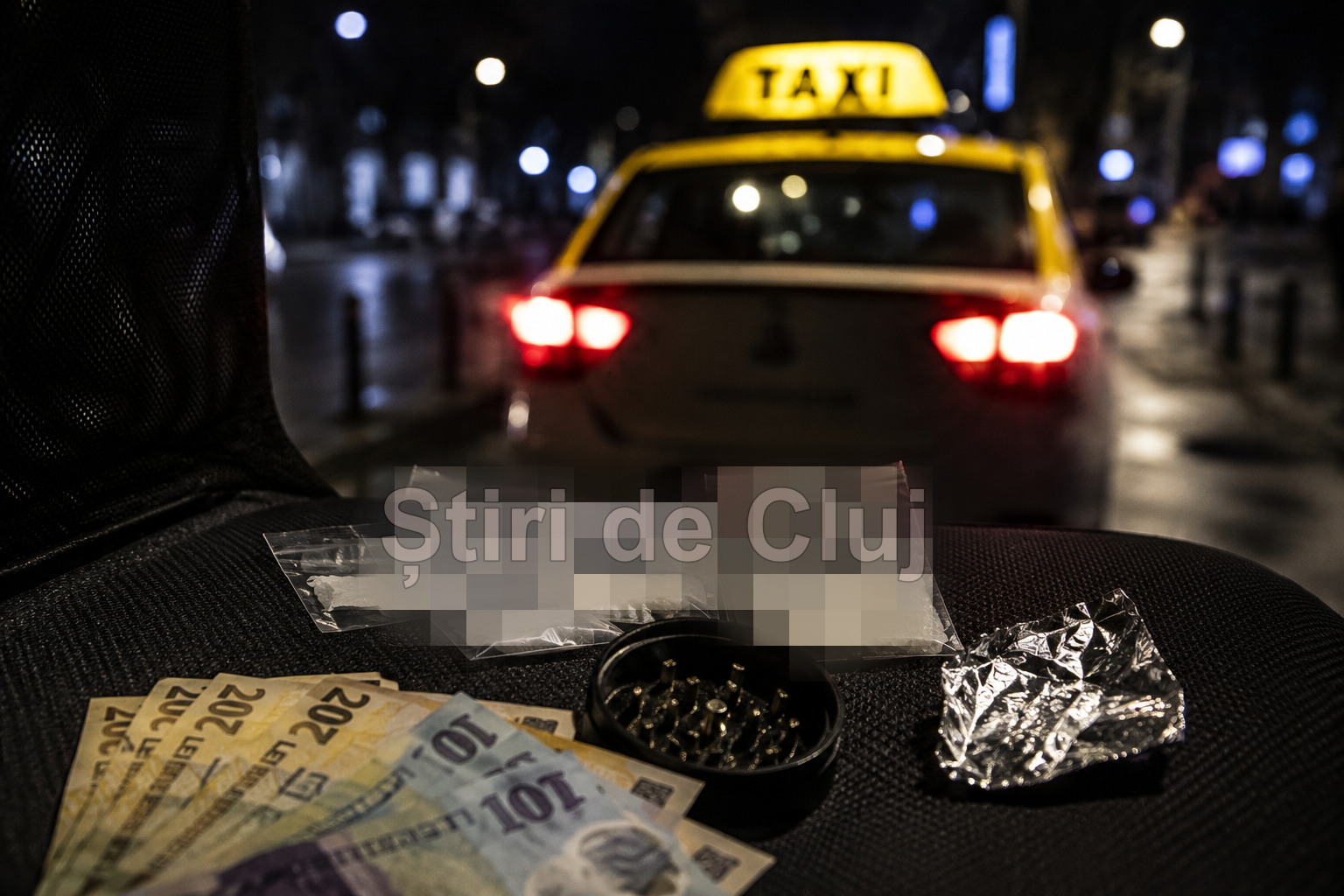 Taximetrist din Cluj, implicat într-o rețea de trafic de droguri periculoase. Dozele ar fi fost transportate cu taxiul și vândute pentru sume cuprinse între 200 și 3000 de lei. 2 taximetrist din cluj implicat intr o retea de trafic de droguri periculoase dozele ar fi fost transportate cu taxiul si vandute pentru sume cuprinse intre 200 si 3000 de lei