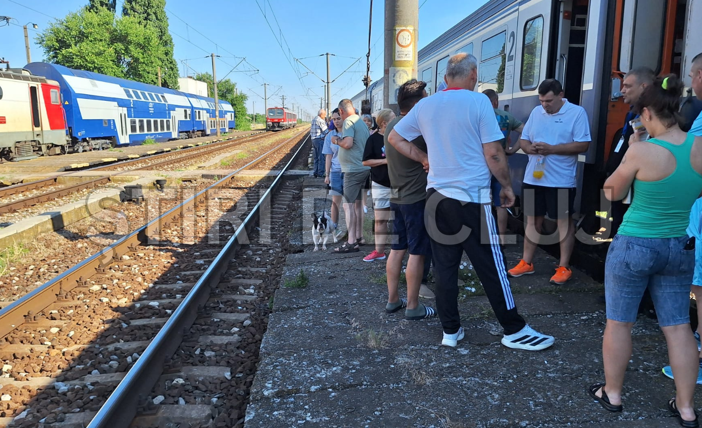 video inceput de vacanta de cosmar pentru zeci de clujeni blocati ore intregi in camp cu trenul in timp ce cfr isi schimba scuzele de la o ora la alta