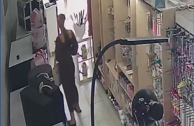 video la cluj femeile elegante pot fura fara ezitare ce a sustras o tanara dintr un magazin a fost surprinsa de camerelor de supraveghere