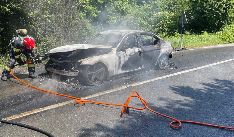 video masina consumata de flacari la cluj un incendiu puternic a izbucnit in cateva minute