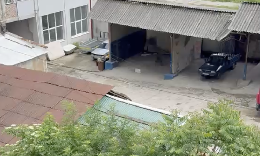 video scenemotianteintr o curte din cluj un caine latra ore in sir tinut inchis intr un garaj a plans de dimineaa pana seara