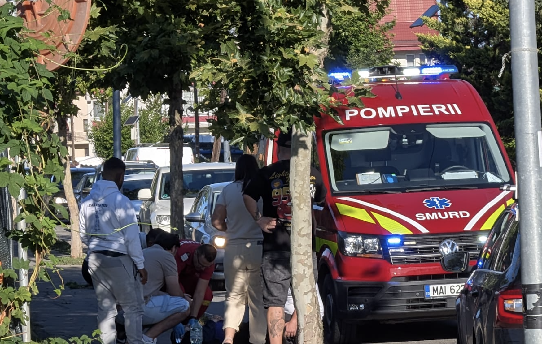 Accident grav în Cluj! Un pieton a fost lovit de o mașină în această dimineață, iar echipajele de urgență au intervenit imediat la fața locului. 2 Accident grav in Cluj Un pieton a fost lovit de o masina in aceasta dimineata iar echipajele de urgenta au intervenit imediat la fata locului