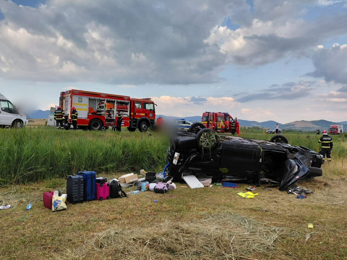 Accident pe Drumul Mortii Cluj Oradea recent Cinci persoane ranite inclusiv doi copii Un barbat a ramas incarcerat Traficul este complet oprit
