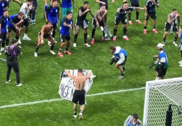 Argentina se confruntă cu riscul de sancțiuni din partea FIFA după un gest imediat după victoria asupra Angliei. Mesajul controversat care a stârnit reacții. 2 Argentina se confrunta cu riscul de sanctiuni din partea FIFA dupa un gest imediat dupa victoria asupra Angliei Mesajul controversat care a starnit reactii