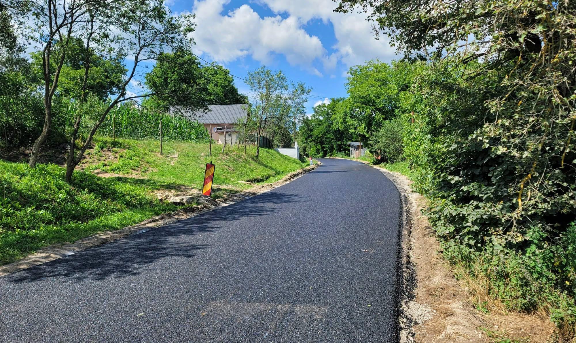 Asfalt nou pe o arteră din Cluj! Drumul spre „satul de piatră” a fost modernizat radical de către Consiliul Județean. 4 Asfalt nou pe o artera din Cluj Drumul spre satul de piatra a fost modernizat radical de catre Consiliul Judetean