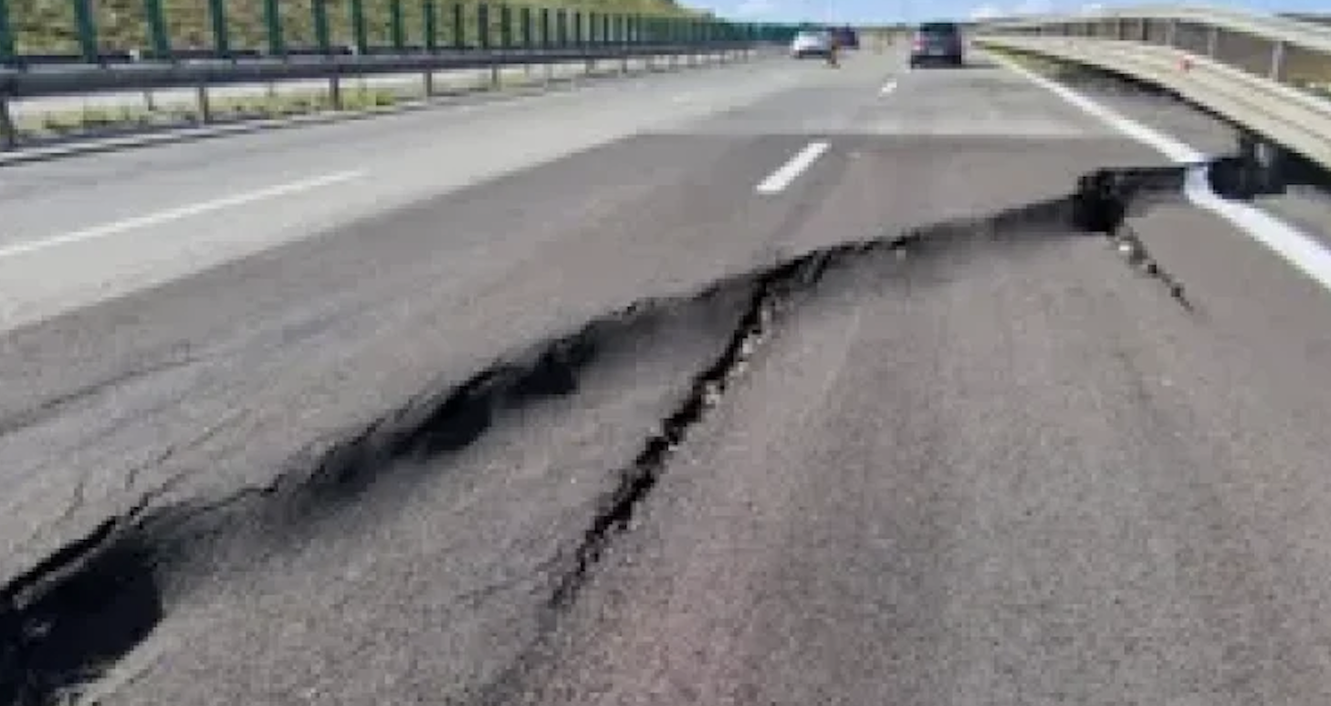 Autostrada A10 se închide complet pe o distanță de 17 kilometri! Șoferii sunt direcționați pe DN 1, din cauza prăbușirii accentuate a terenului de la km 66. 3 Autostrada A10 se inchide complet pe o distant a de 17 kilometri soferii sunt directionati pe DN 1 din cauza prabusirii accentuate a terenului de la km 66