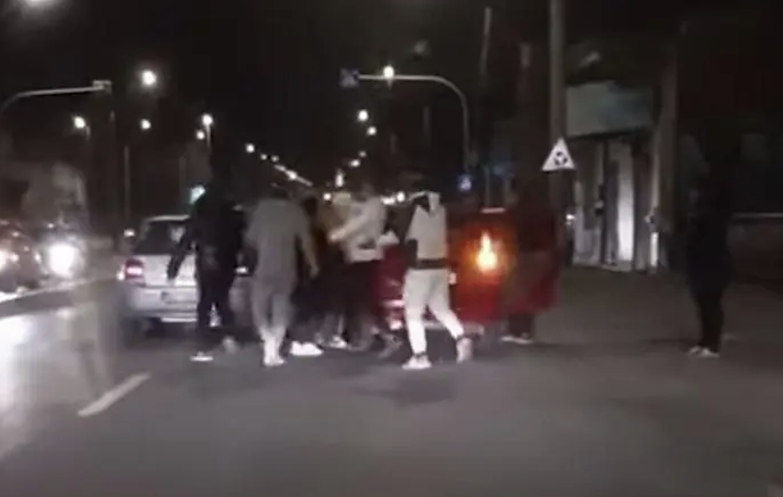 Bataie violenta in Cluj Trei barbati au lovit cu bate trei persoane pe strada printre victime numarandu se o femeie de 63 de ani