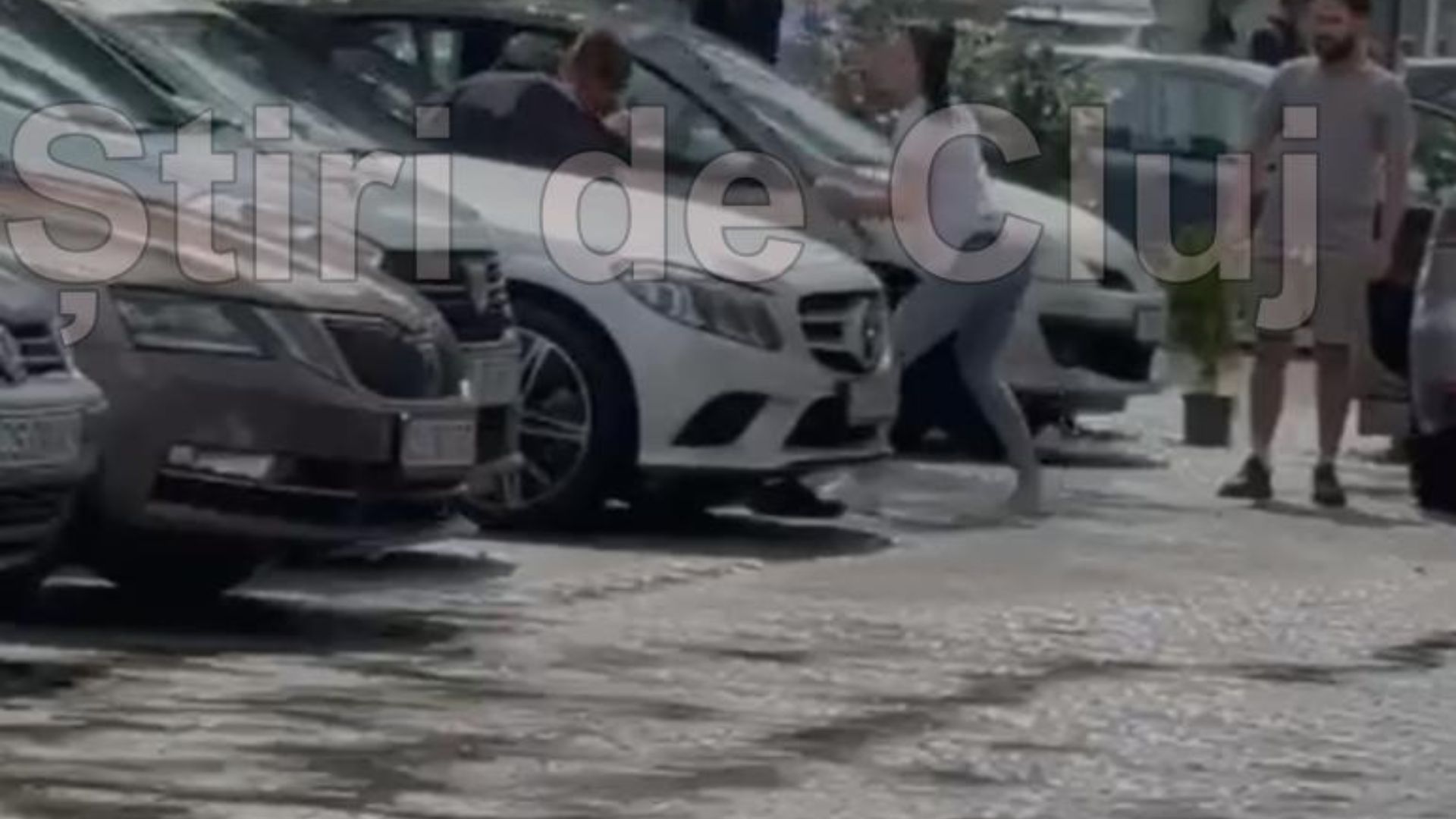 Bătăușii de la Sigma Shopping Center, reținuți de poliție după imaginile difuzate de Știri de Cluj: S-au combătut ca în Vestul Sălbatic 2 Batuseii de la Sigma Shopping Center retinuti de politie dupa imaginile difuzate de Stiri de Cluj Sau combatut ca in Vestul Salbatic