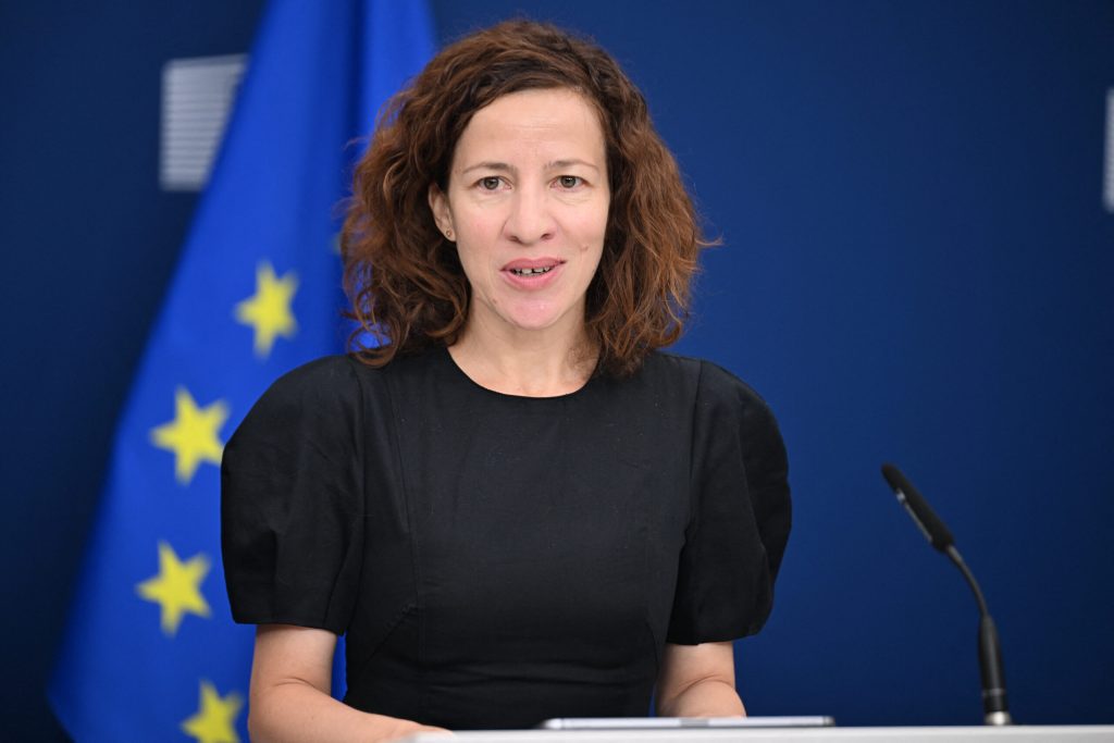 Bruxelles-ul a adoptat noile reglementări privind certificatele de emisii. Roxana Mînzatu: „Europa poate să se decarbonizeze fără a-și închide fabricile”. Ce beneficii are România. 3 Bruxelles ul a adoptat noile reglementari privind certificatele de emisii Roxana Minzatu Europa poate sa se decarbonizeze fara a si inchide fabricile Ce beneficii are Romania