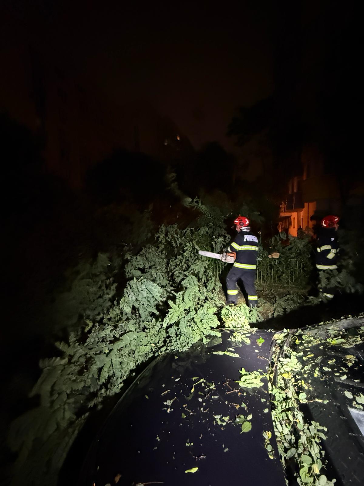 ANM: Bucureștiul se află sub Cod portocaliu și galben de ploi torențiale și furtuni. 2 Bucurestiul se afla sub Cod portocaliu si galben de ploi torentiale si furtuni