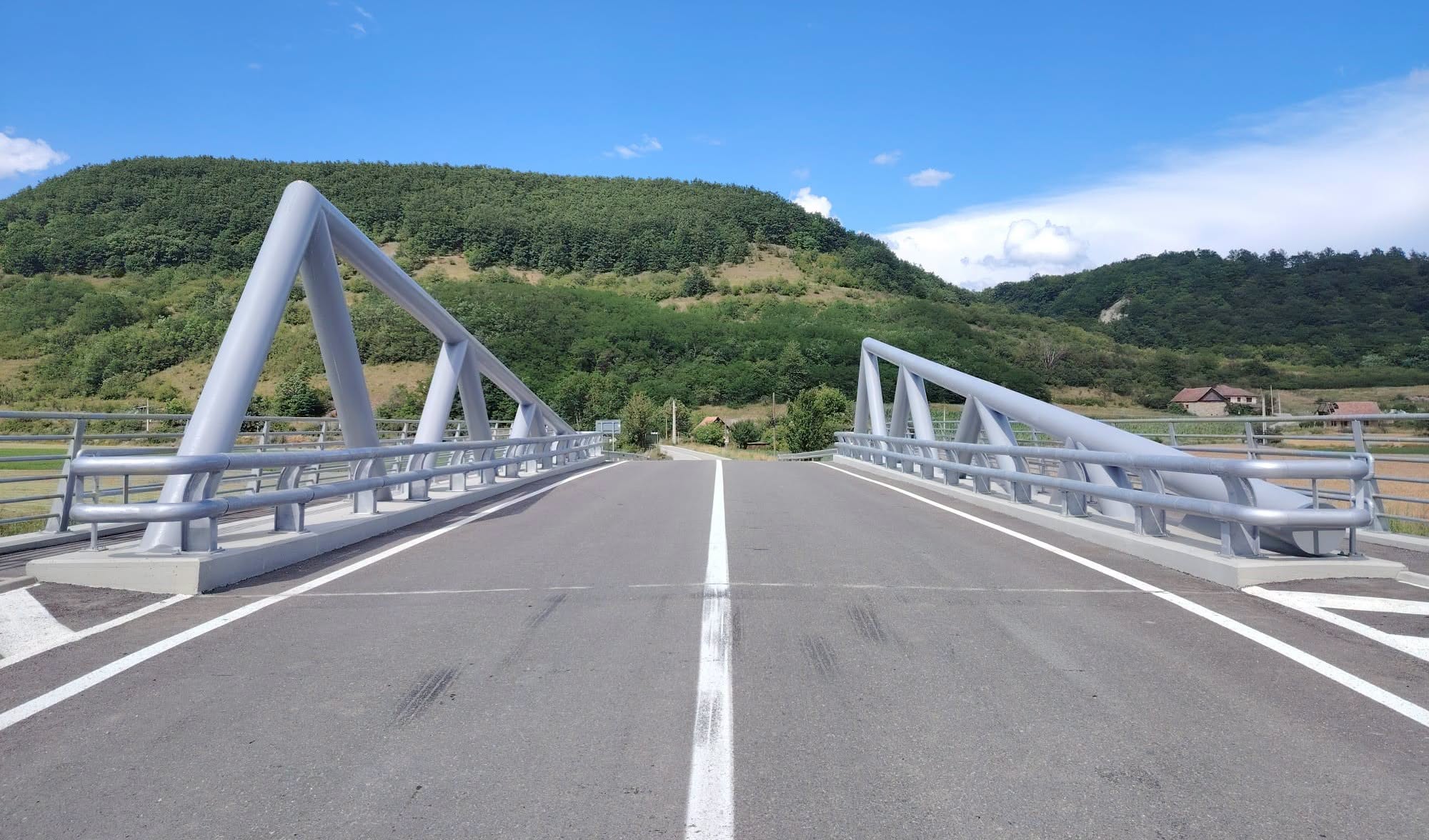 CJ Cluj a terminat construcția noului pod din Pâglișa, construit pe același loc după demolarea vechii structuri, care era într-o stare avansată de degradare. 2 CJ Cluj a terminat constructia noului pod din Paglisa construit pe acelasi loc dupa demolarea vechii structuri care era intr o stare avansata de degradare