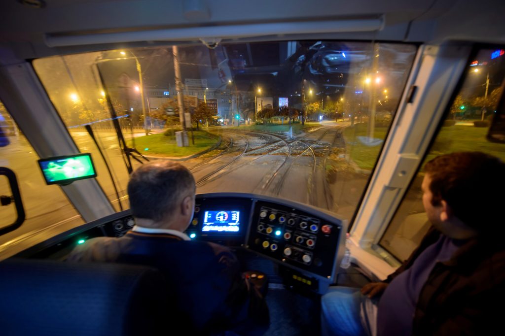 Cât costă, de fapt, un kilometru parcurs cu tramvaiul în București? Prețul este cu aproape 40% mai mare decât în Cluj, iar călătorii acoperă doar 17-19% din costurile serviciului. 2 Cat cost de fapt un kilometru parcurs cu tramvaiul in Bucuresti Prez ul este cu aproape 40 mai mare dect in Cluj iar cltorii acoper doar 17 19 din costurile serviciului