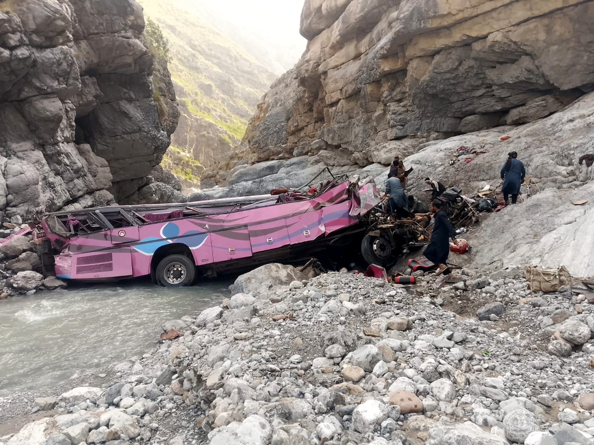 Cel putin 40 de persoane au decedat dupa ce un autobuz a cazut intr o prapastie in Pakistan