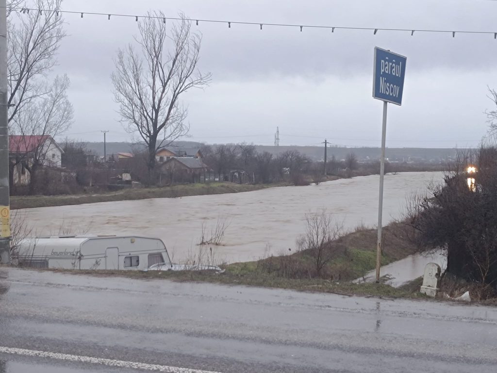 Cod galben de inundații pe râuri în 27 de județe până joi la ora prânzului. 2 Cod galben de inundatii pe rauri in 27 de judete pana joi la ora pranzului