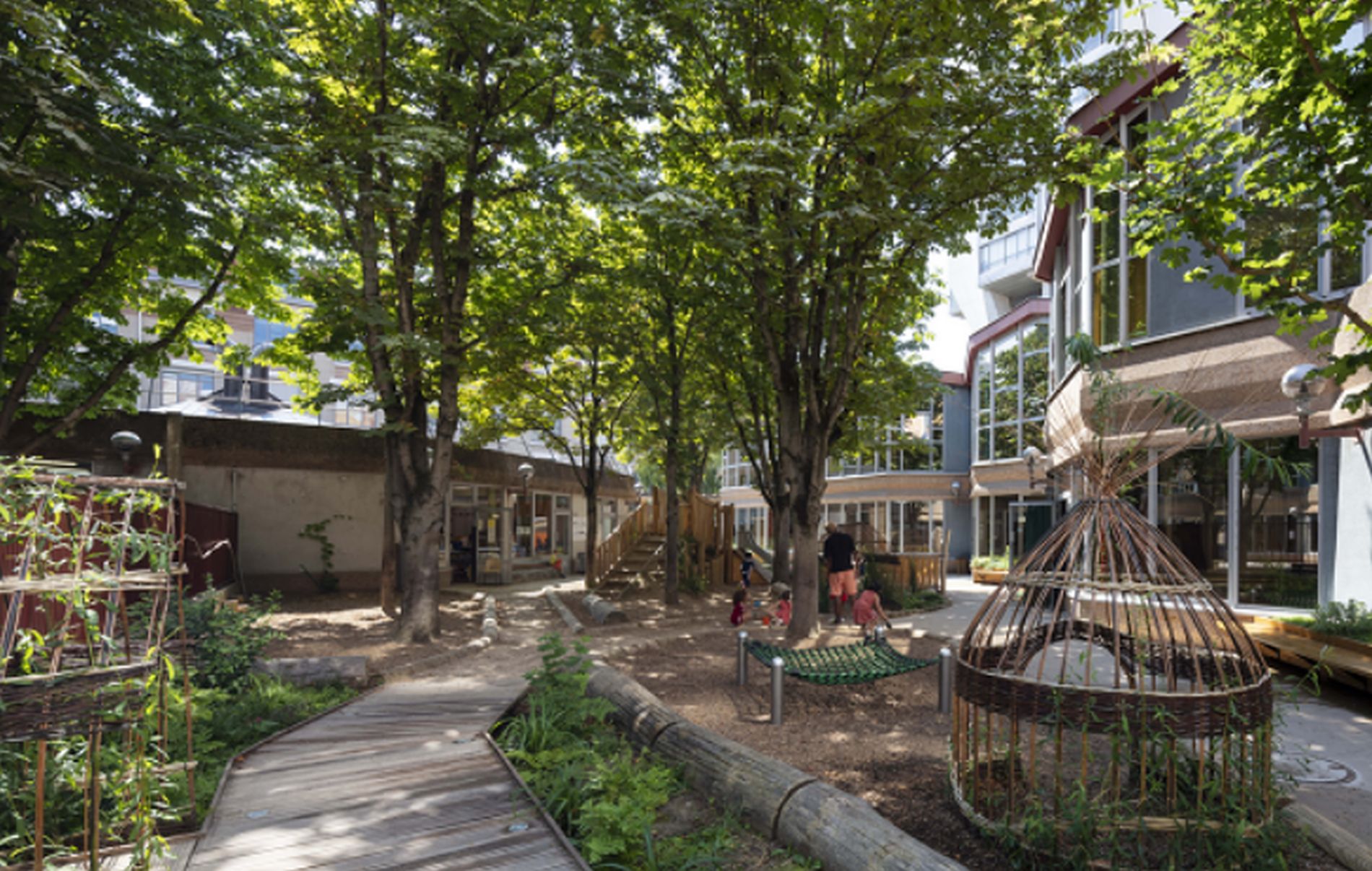 „Curțile școlilor din Cluj, transformate în „oaze urbane”? Un consilier USR propune un proiect inspirat din Paris: „Este momentul ideal” 2 Curtile scolilor din Cluj transformate in oaze urbane Un consilier USR propune un proiect inspirat din Paris Estemomentul ideal