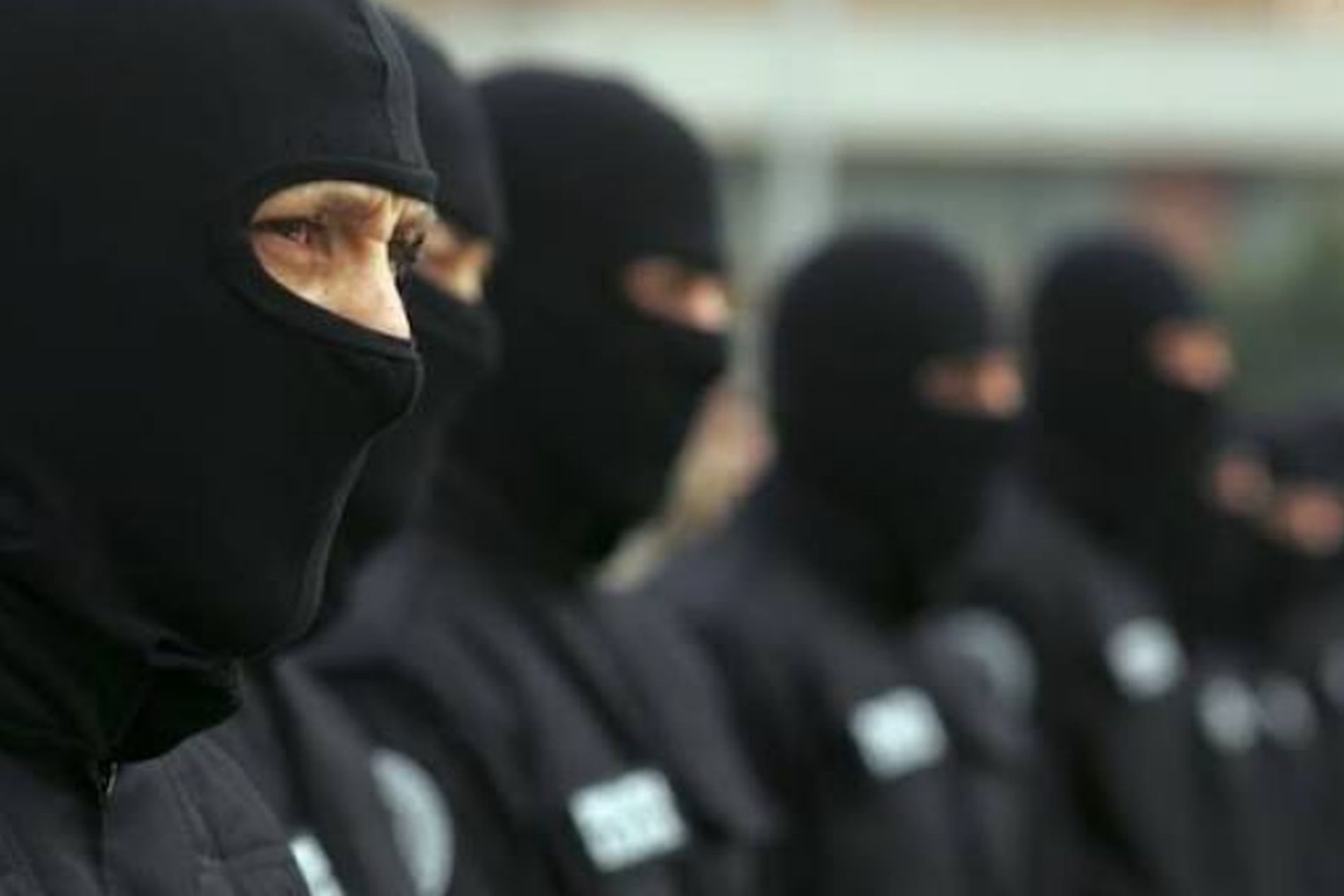 Descindere impresionanta a mascatilor in caminele din Hasdeu Doi condamnati capturati dupa ce s au ascuns intr o groapa camuflata Unul dintre ei a fost ranit